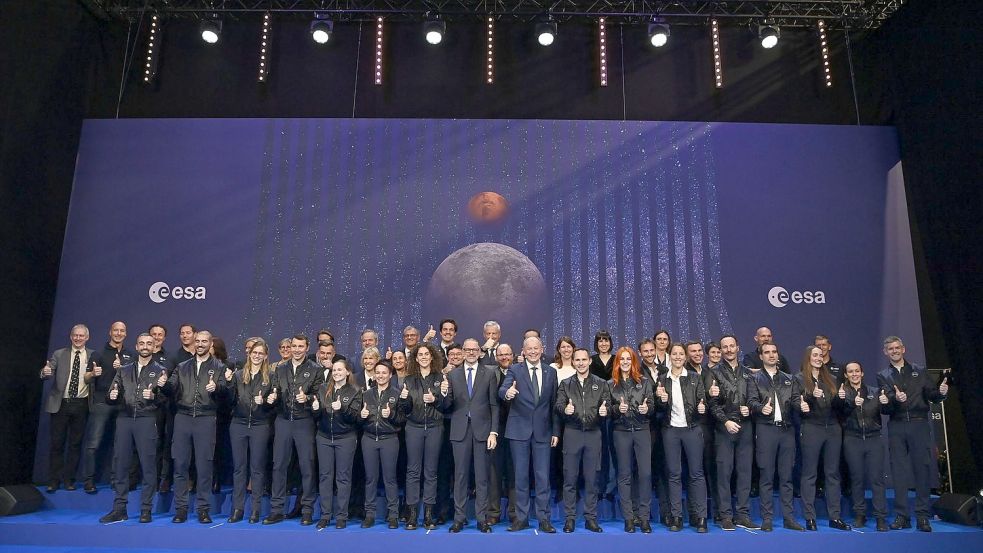 Die Teilnehmer und Teilnehmerinnen stehen auf dem Esa-Ministerratstreffen für ein Gruppenfoto zusammen. Die europäische Raumfahrtagentur Esa erhält ein deutlich erhöhtes Drei-Jahres-Budget in Höhe von 16,9 Milliarden Euro. Foto: Eric Lalmand/BELGA/dpa