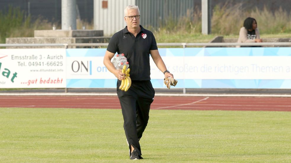 Joachim Grunke kümmert sich um große und kleine Belange der ersten Herrenmannschaft der SpVg Aurich.