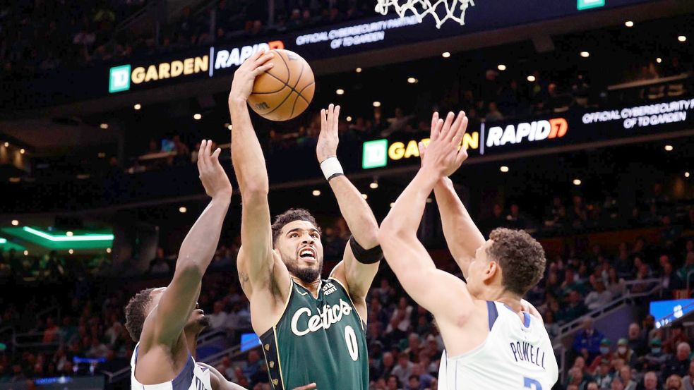 Bostons Jayson Tatum (0) zieht zum Korb zwischen Dorian Finney-Smith (l) und Dwight Powell von den Dallas Mavericks. Foto: Mary Schwalm/AP/dpa