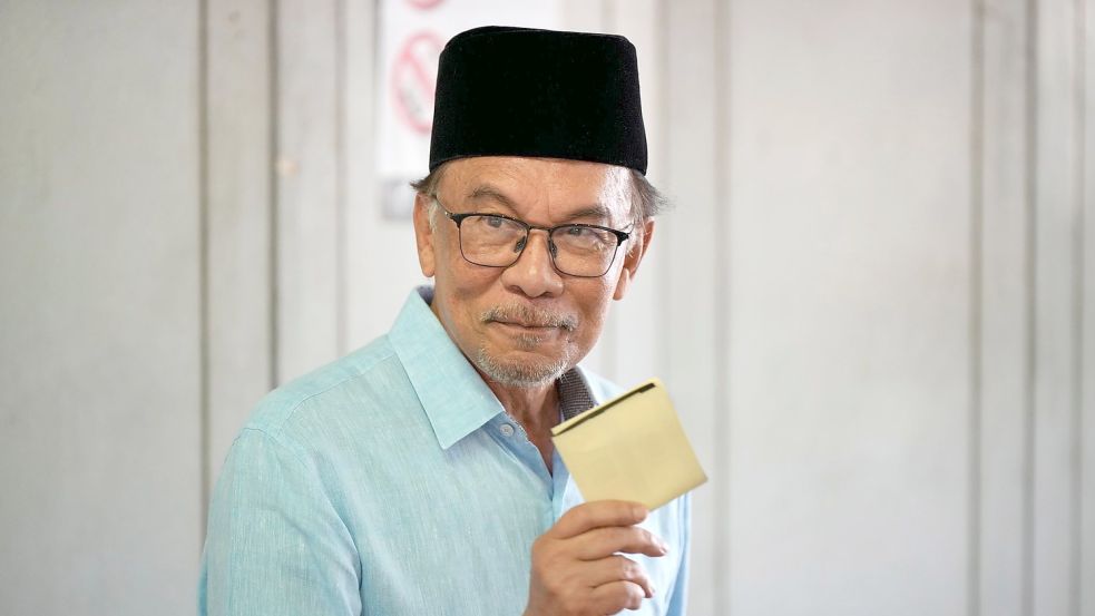Anwar Ibrahim bei seiner Stimmabgabe in einem Wahllokal in Seberang Perai im malaysischen Bundesstaat Penang. Foto: Vincent Thian/AP/dpa