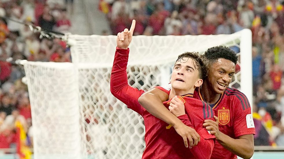 Die Spanier um Supertalent Gavi (l) überzeugten gegen Costa Rica. Foto: Pavel Golovkin/AP/dpa