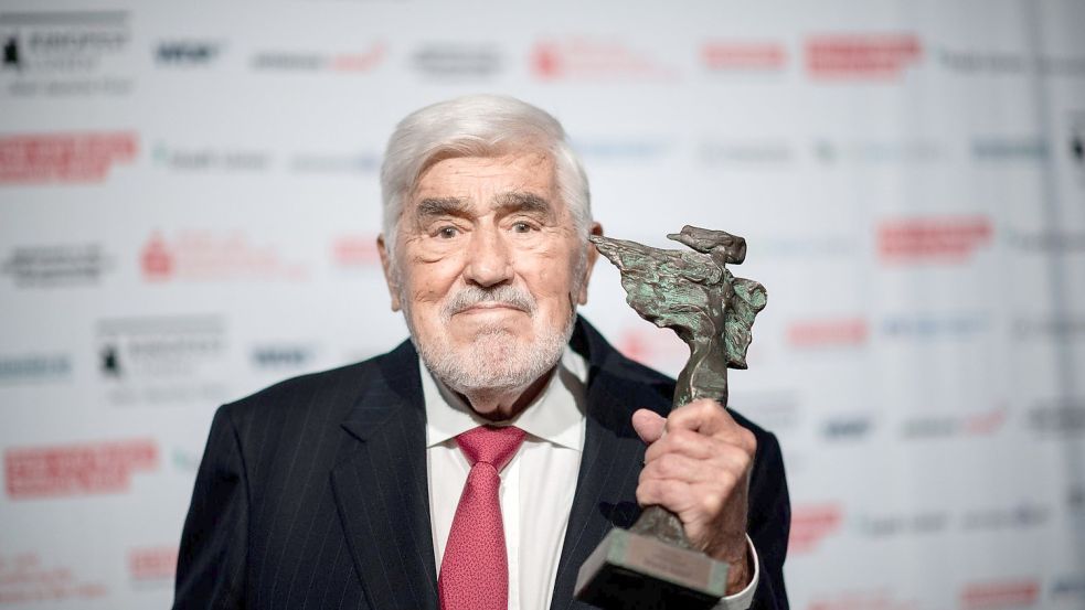 Mario Adorf wurde für sein Lebenswerk mit dem Preis „Nike“ ausgezeichnet. Foto: Fabian Strauch/dpa