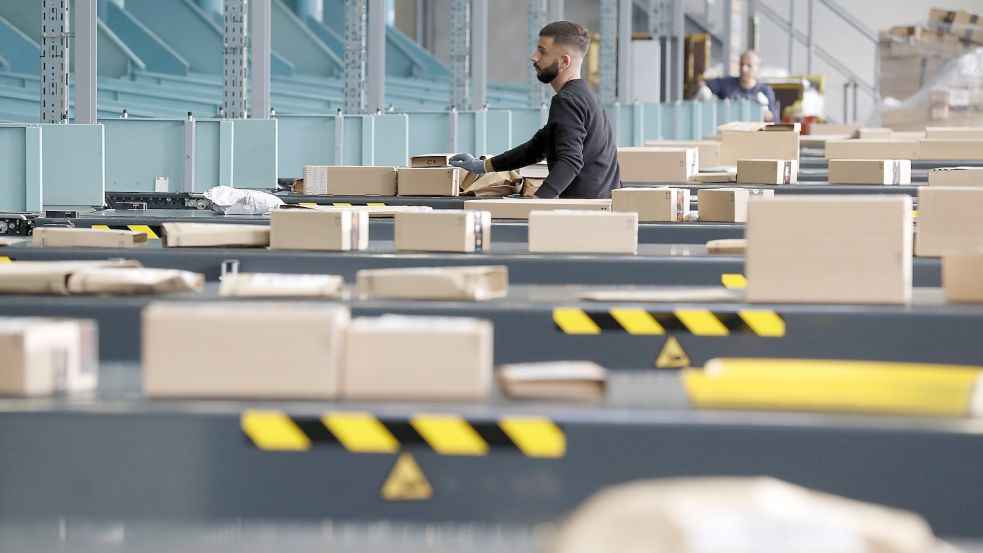 Im Leipziger Logistikzentrum des Versandriesen Amazon ist ein Mann während der Arbeit gestorben. Weitergearbeitet wurde trotzdem. Foto: IMAGO IMAGES/biky