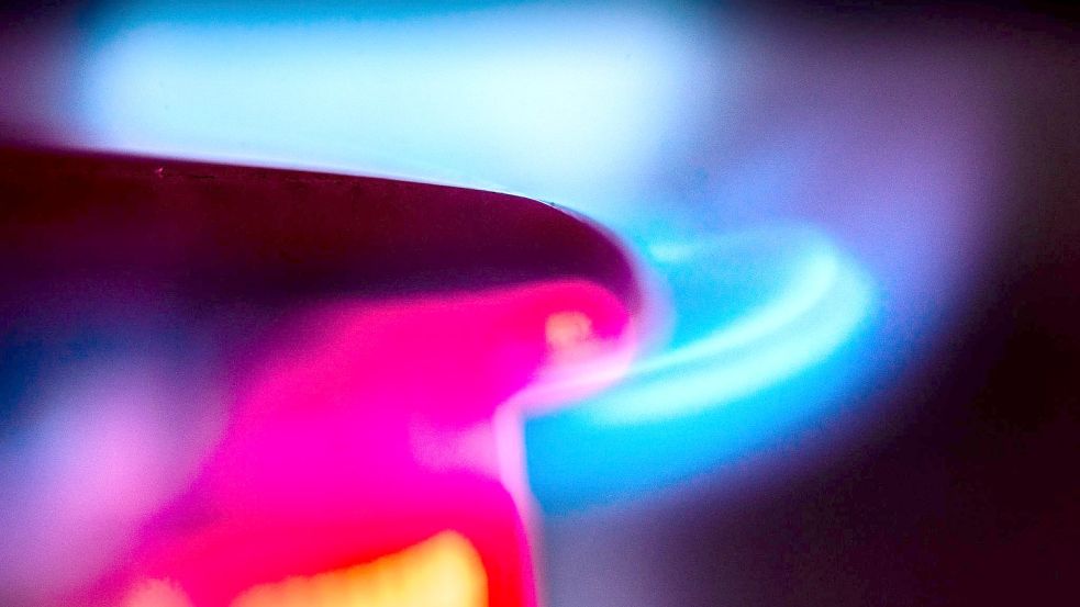 Die Flamme eines Gasherdes brennt in einer Küche. Foto: Frank Rumpenhorst/dpa