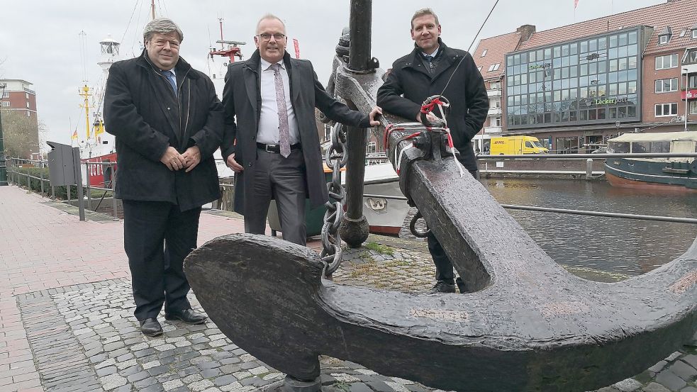 Frank Wessels (von links), Johann Doden und Jörg Thoma vom Ostfriesischen Arbeitgeberverband zogen am Dienstag eine Bilanz der Wirtschaftsentwicklung. Foto: Karin Böhmer