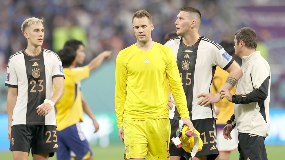 Die deutsche Abwehr um Nico Schlotterbeck (l) und Niklas Süle (r) war nicht sicher gegen Japan. Foto: Christian Charisius/dpa