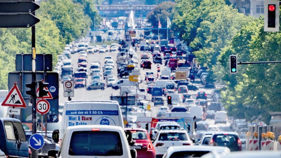 Autos, LKW und Lieferfahrzeuge fahren auf dem Berliner Kaiserdamm stadteinwärts. Foto: Michael Kappeler/dpa