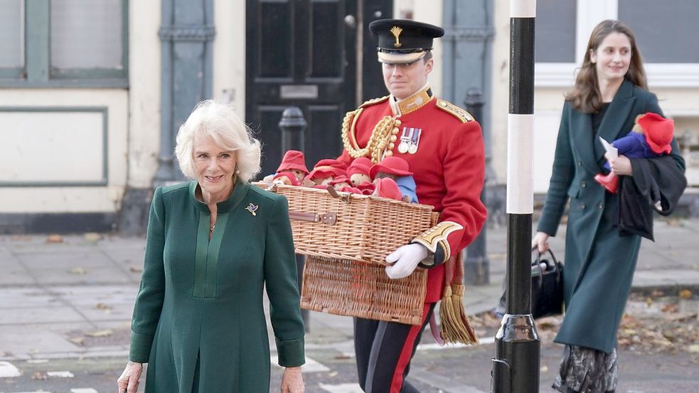 Königsgemahlin Camilla (l) bringt Paddington-Plüschtiere in die Barnardo’s-Kindertagesstätte in London. Foto: Yui Mok/PA Wire/dpa