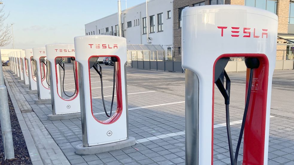 Insgesamt elf Tesla-Ladesäulen sind in der Supercharger-Station in Norddeich aufgebaut worden. Foto: Rebecca Kresse