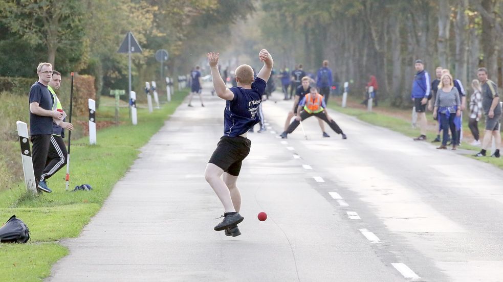 Renko Peters und die Pfalzdorfer sind, wie die anderen Teams auch, nicht froh über die ständigen Pausen. Foto: Wilfried Gronewold