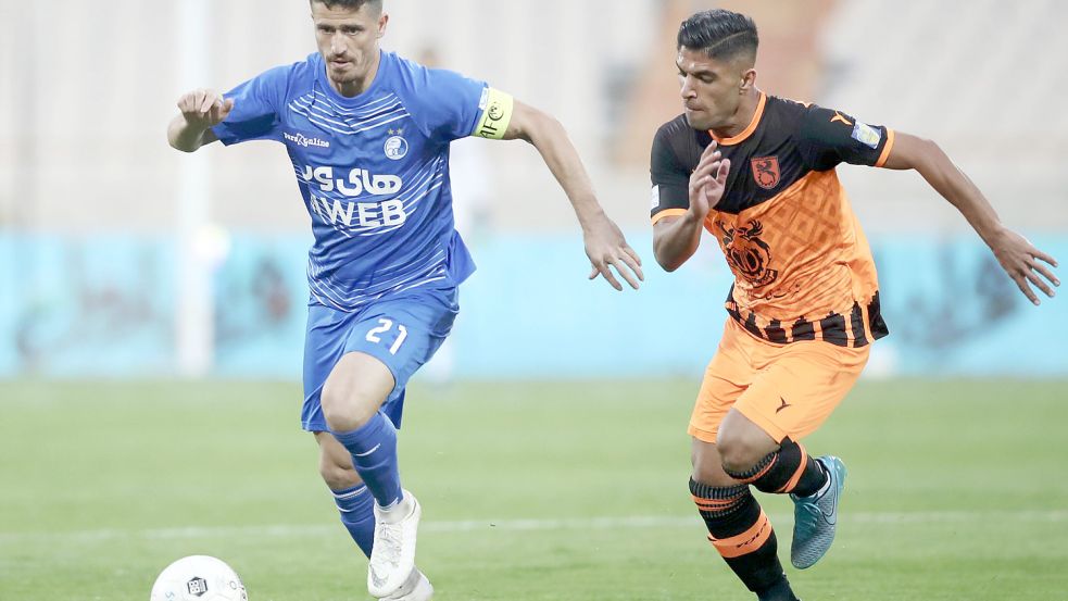 Der iranische Fußball-Nationalspieler Voria Ghafouri (links) soll wegen Unterstützung der Proteste im Iran festgenommen worden sein. Foto: IMAGO IMAGES / Sports Press Photo