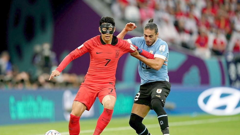 Der Südkoreaner Heung-Min Son (l) im Zweikampf mit Uruguays Martin Caceres. Foto: Mike Egerton/PA Wire/dpa