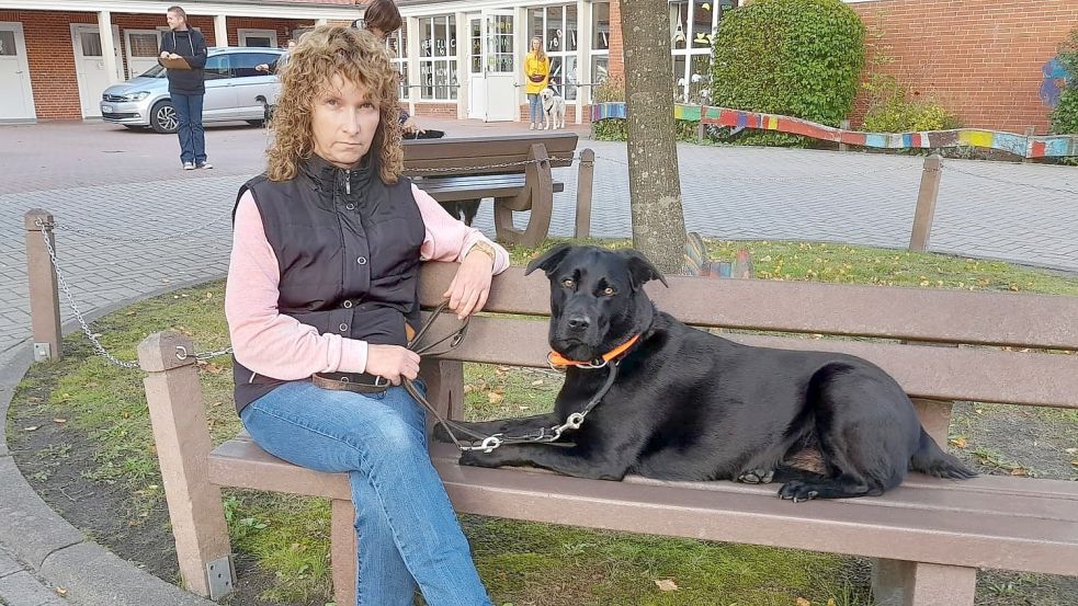 Sabine Murra und ihr Labrador-Mischling Maya bilden offiziell ein Schul- und Lernbegleithunde-Team an der Grundschule in Leezdorf. Foto: privat