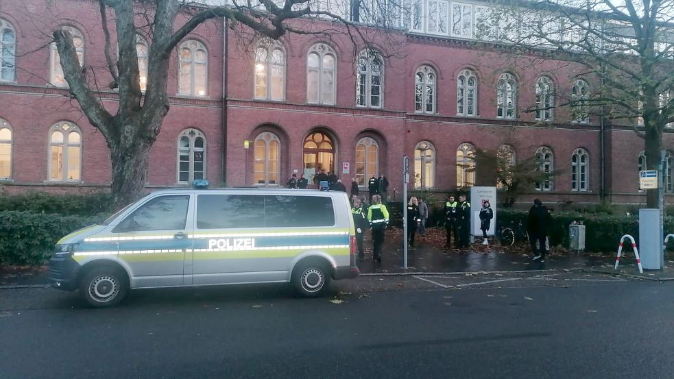 Nach der Urteilsverkündung. Die Polizei war mit mehreren Kräften vor Ort Foto: Ole Rosenbohm