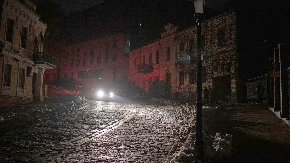 Ein Fahrzeug fährt während eines Stromausfalls nach einem russischen Raketenangriff. Foto: Andrew Kravchenko/AP/dpa