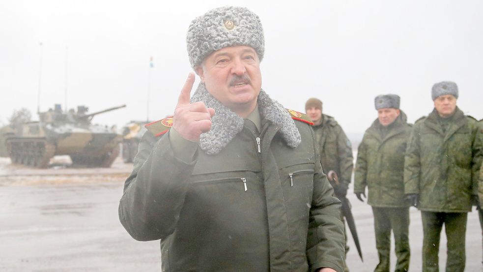 Alexander Lukaschenko auf dem Truppenübungsplatz Osipovichi. Foto: Uncredited/AP/dpa