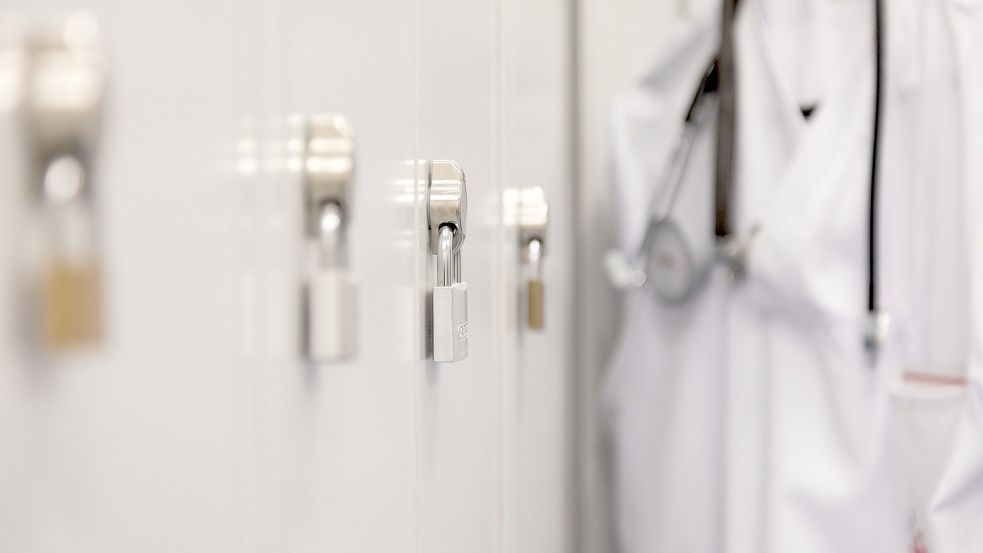 Die Spinds der Mitarbeiter in einem Krankenhaus sind mit Vorhängeschlössern verschlossen. Foto: Friso Gentsch/dpa