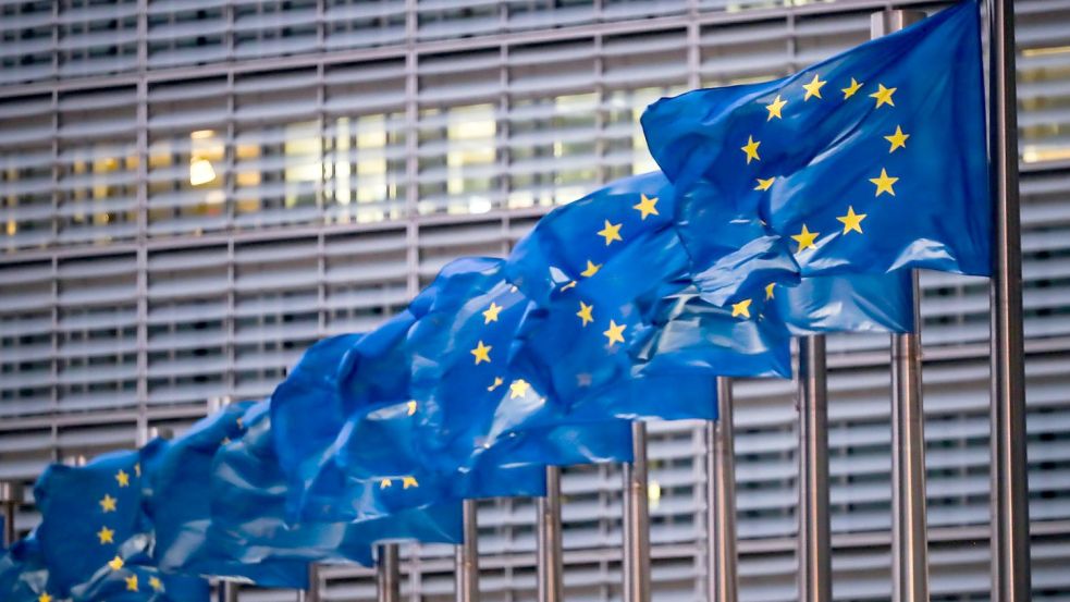 Europaflaggen vor dem Sitz der EU-Kommission in Brüssel. Foto: Zhang Cheng/XinHua/dpa