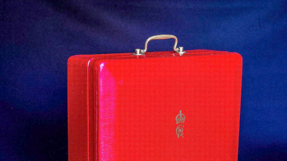 König Charles nutzt den gleichen roten Koffer wie seine Mutter. Foto: Barrow, Hepburn & Gale/PA Media/dpa