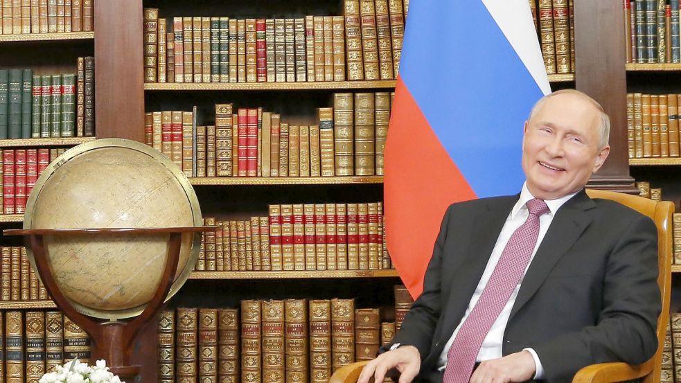 Der russische Präsident Wladimir Putin zeig sich amüsiert (Archivbild). Foto: Denis Balibouse/REUTERS/dpa
