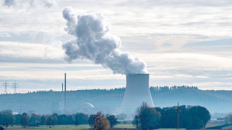 Wasserdampf steigt aus dem Kühlturm des Atomkraftwerks (AKW) Isar 2 im bayerischen Niederaichbach. Foto: Armin Weigel/dpa