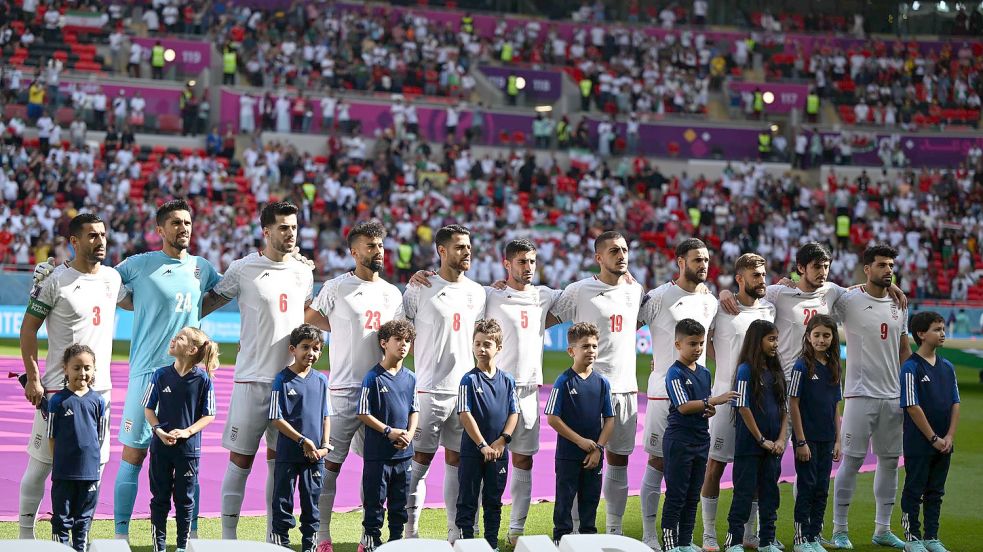 Irans Spieler bei der Nationalhymne vor dem Spiel gegen Wales. Foto: Federico Gambarini/dpa