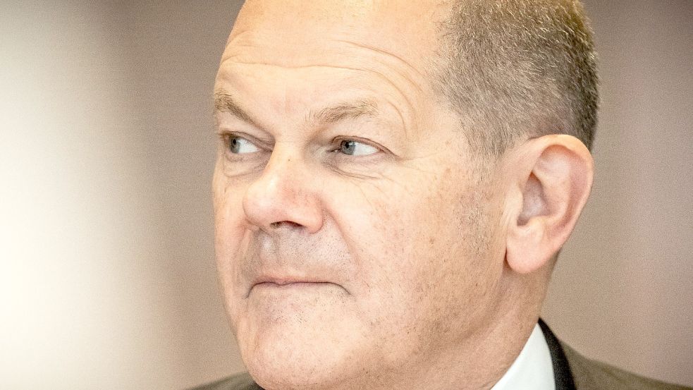 Lädt ins Kanzleramt ein, um über die Rahmenbedingungen für die Munitionsproduktion zu sprechen: Olaf Scholz. Foto: Michael Kappeler/dpa
