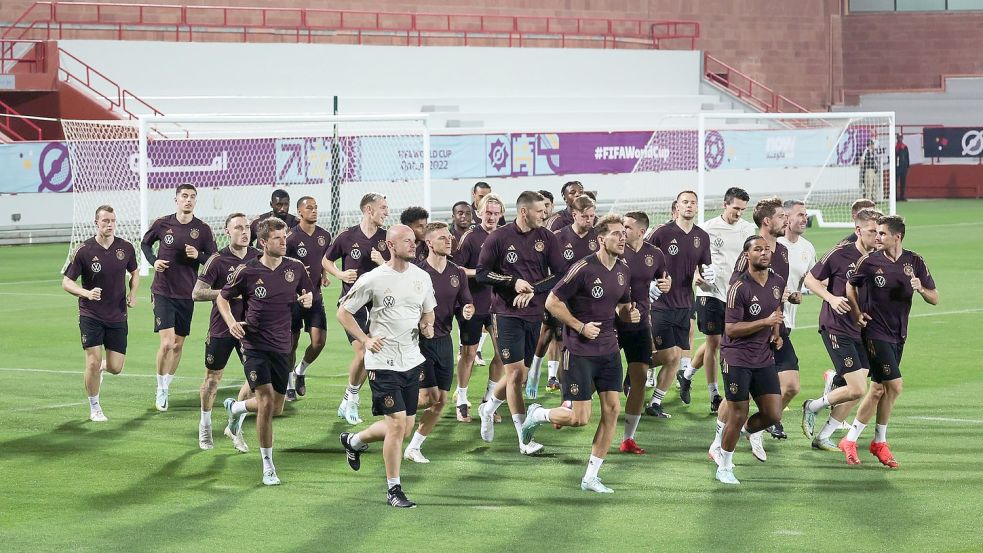 Die DFB-Auswahl beim Training in Al-Shamal. Foto: Christian Charisius/dpa
