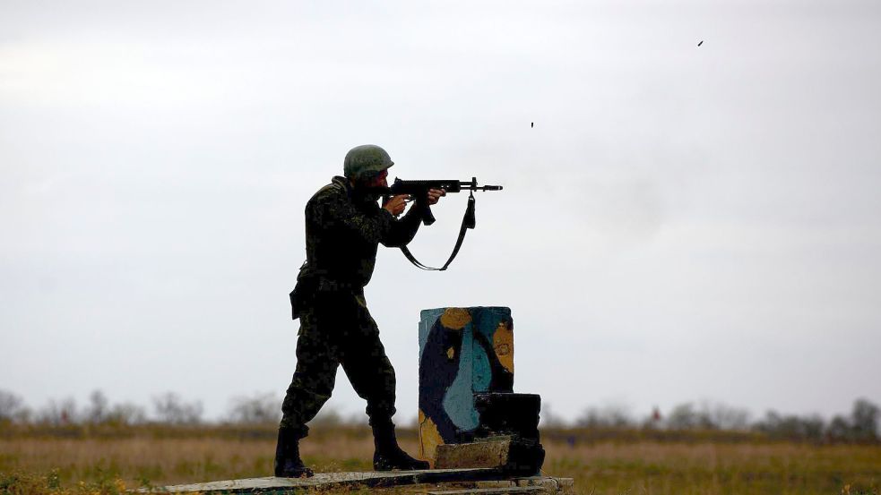 Ein russischer Rekrut während einer Schießübung in Stawropol. Foto: Ivan Vysochinsky/ZUMA/dpa