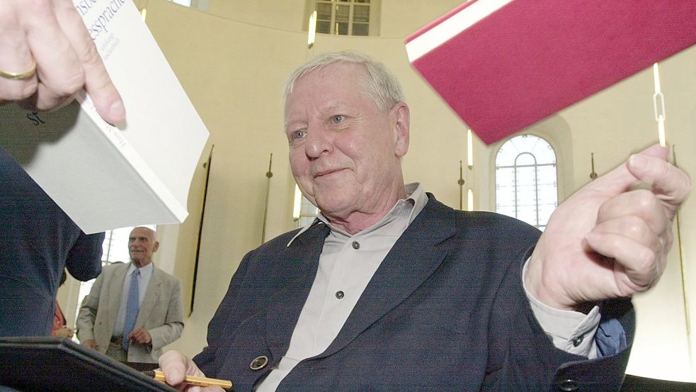 Hans Magnus Enzensberger gibt in der Frankfurter Paulskirche nach der Verleihung des Ludwig-Börne-Preises Autogramme (2002). Foto: Frank May/dpa