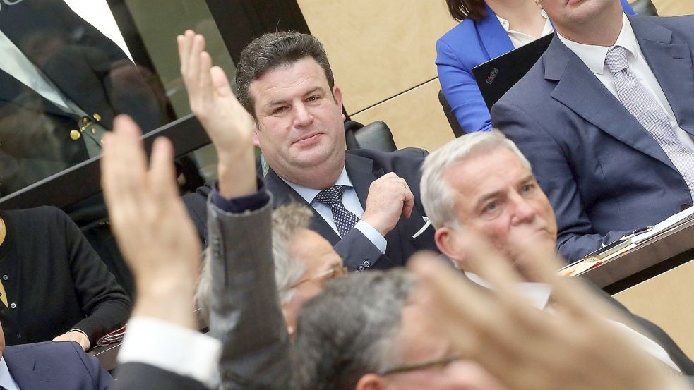 Bundesarbeitsminister Hubertus Heil verfolgt während der Bundesratssitzung die Abstimmung zum Bürgergeld. Foto: Wolfgang Kumm/dpa