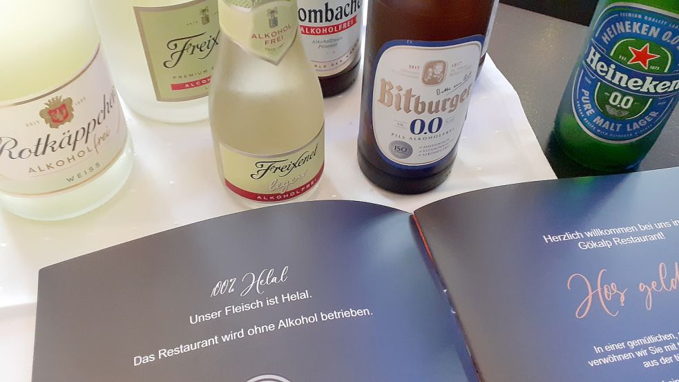 Das türkische Wort Helal bedeutet„ rein“, „erlaubt“ und bezeichnet alles, was nach islamischen Recht erlaubt ist. Daher gibt es Bier und Sekt nur in der alkoholfreien Variante. Fotos: Scherzer