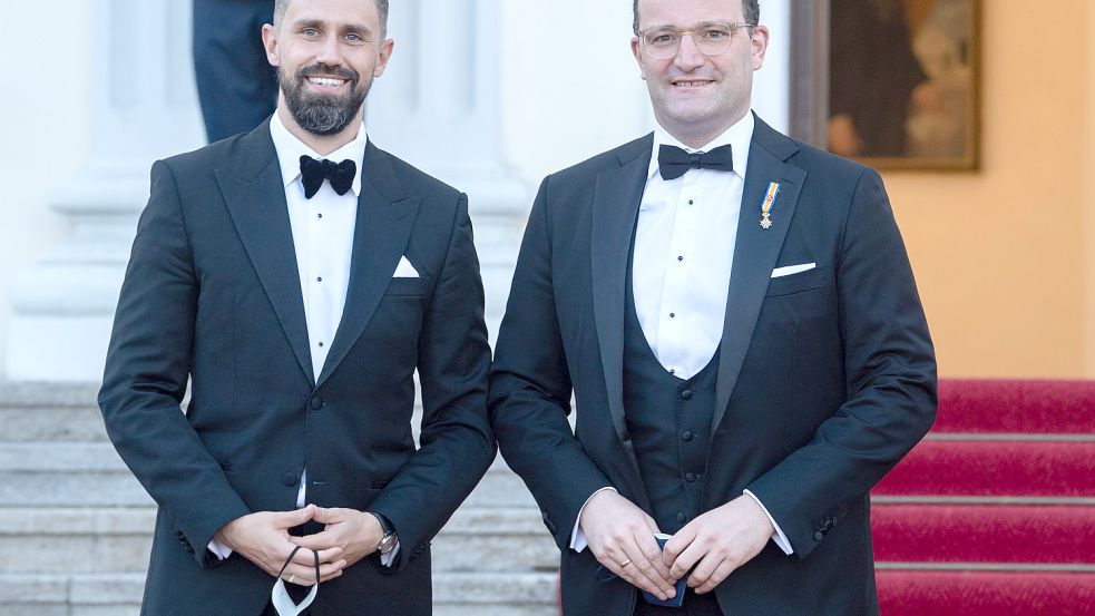 Ex-Bundesgesundheitsminister Jens Spahn (rechts) mit seinem Ehemann Daniel Funke. Foto: dpa/Bernd von Jutrczenka
