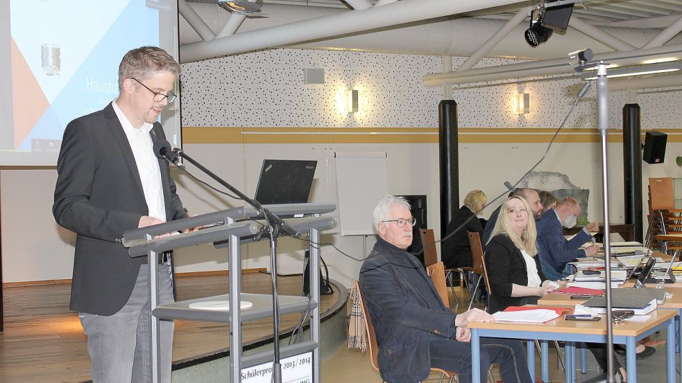 Foto aus diesem Januar: Vizerathauschef Frank Cramer stellte in der KGS-Mensa den Haushaltsentwurf vor. Foto: Karin Böhmer