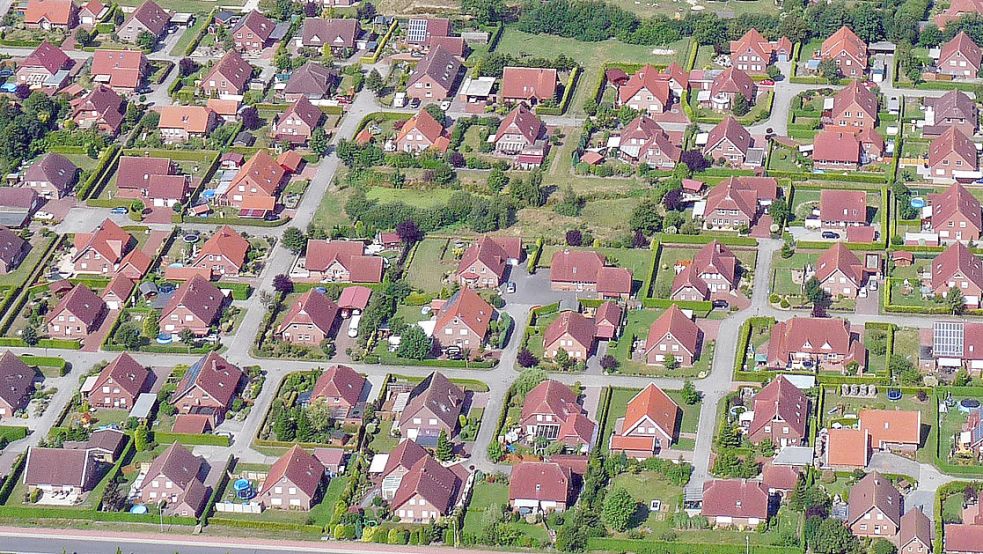 Dieser Blick auf Moordorf aus dem Jahr 2015 zeigt ein klassisches Wohngebiet in Ostfriesland: Einfamilienhäuser prägen das Bild. Foto: Bernd Heiken