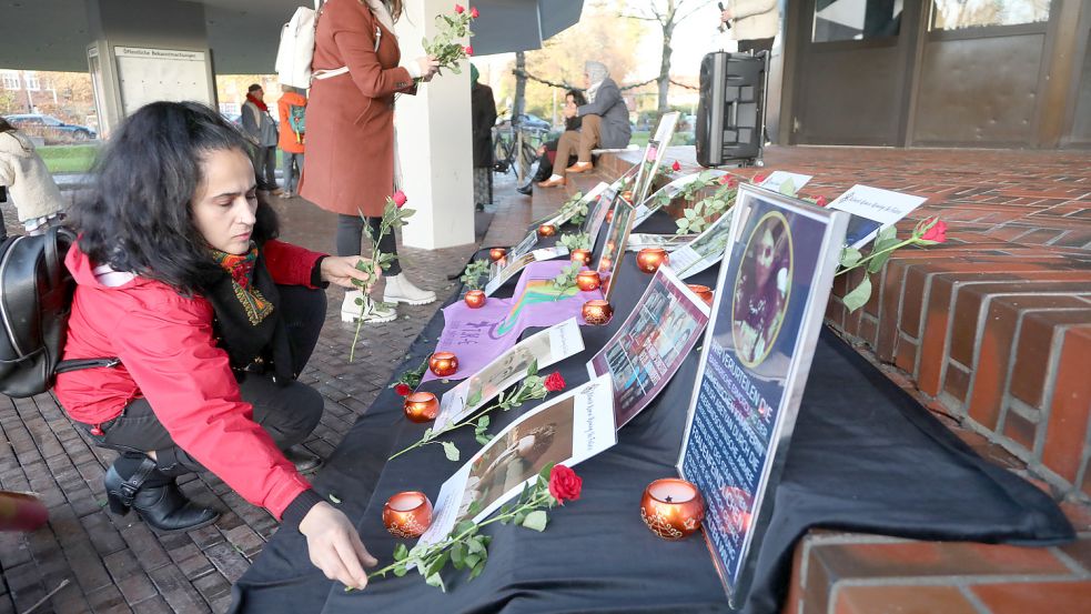 Auf der Auricher Rathausplatz fand am Freitagnachmittag eine Kundgebung anlässlich des „Orange Day“ statt. Foto: Romuald Banik