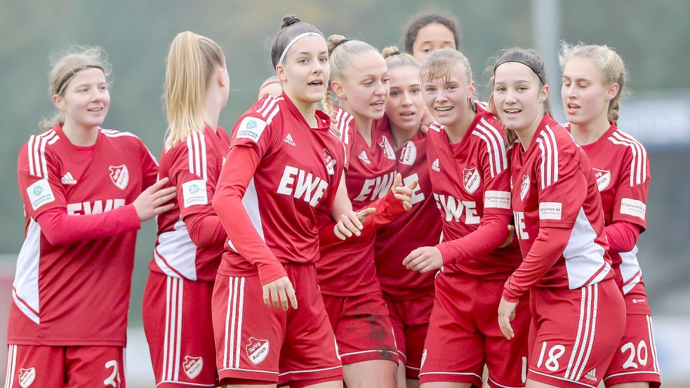 Jubel nach dem 1:0 durch Charlette Sittner (dritte von rechts). Die Auricherinnen waren auch von Wolfsburg nicht zu stoppen. Foto: Stephan Friedrichs