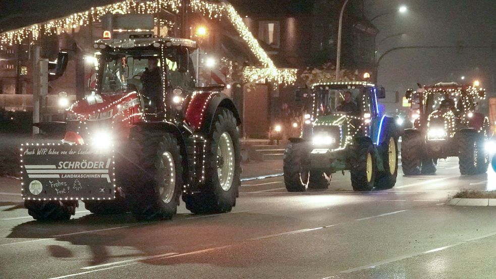 In den vergangenen Jahren fuhren lange Reihen von Traktoren bunt geschmückt über Ostfrieslands Straßen. Foto: Helmut Vortanz