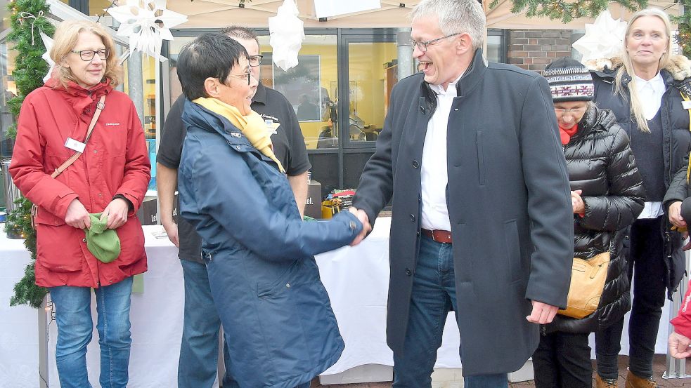 Kerstin Bartels und Olaf Meinen freuen sich über den tollen Ausgang der Wette. Foto: Gerd-Arnold Ubben