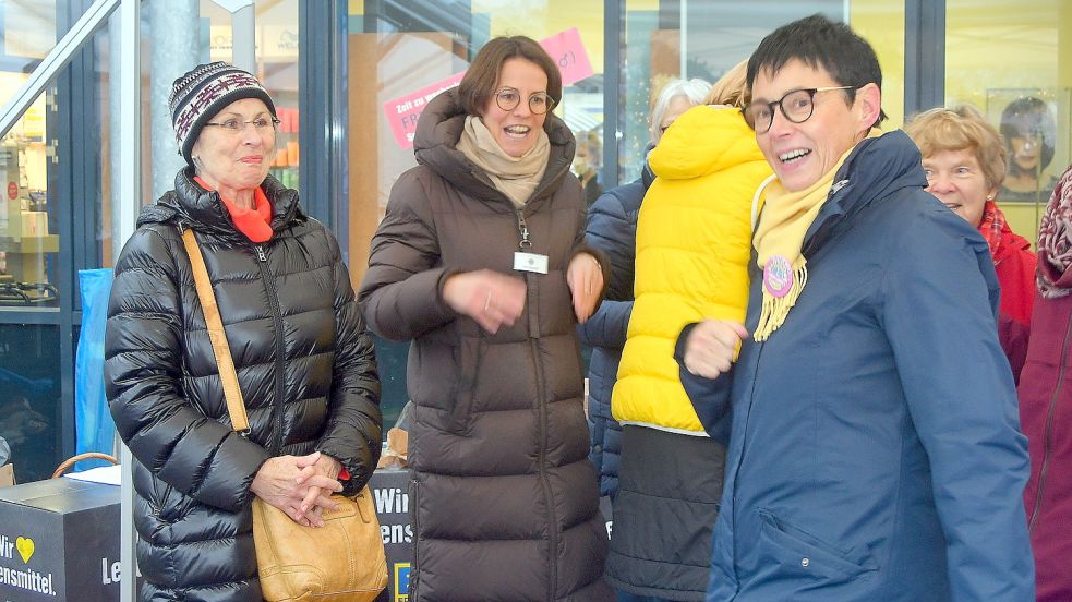 Die Frauen vom Lions Club, vorne Kerstin Bartels, freuen sich über die gewonnene Wette. Foto: Gerd-Arnold Ubben