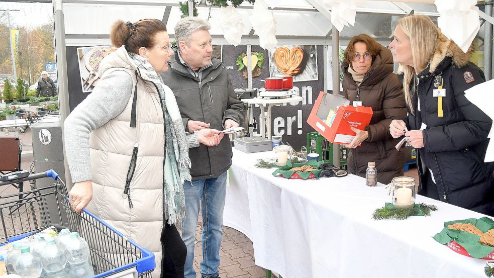 Sigrid und Holger Memenga aus Blomberg (links) unterhalten sich mit Frauen vom Lions Club. Foto: Gerd-Arnold Ubben