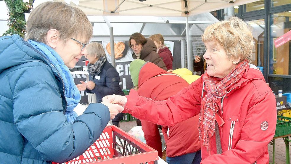 Annette Marung aus Westerende (links) erhält von Dr. Ingrid Wolf ein Los für die Spende. Foto: Gerd-Arnold Ubben