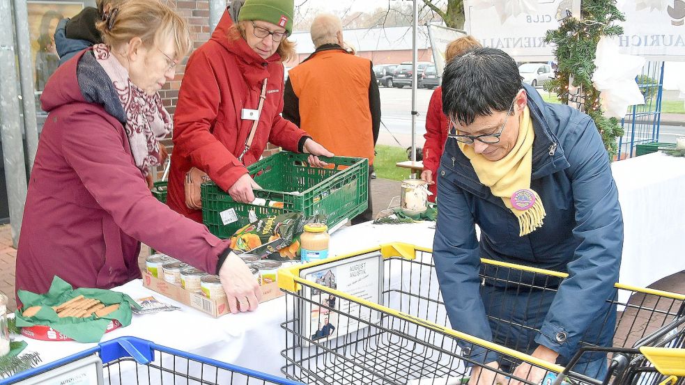 Gemüsekonserven waren beliebte Spenden. Manche Kunden kauften aber zusätzlich auch Chips oder Süßes. Foto: Gerd-Arnold Ubben