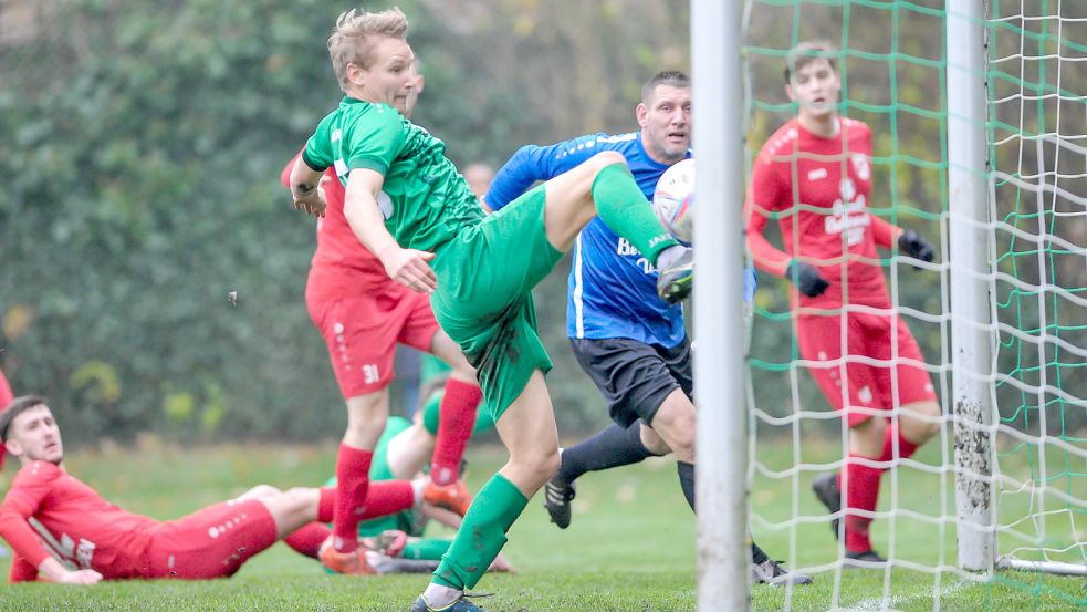 Tilko Trebesch stand goldrichtig und staubte zur 1:0-Führung für den SV Wallinghausen ab.Foto: Stephan Friedrichs