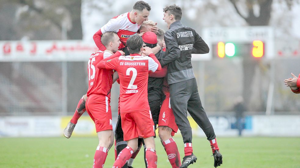 Spielertraube beim SV Großefehn nach dem Treffer zum 2:0 gegen den TuS Esens. Die Fehntjer umarmen ihren Torschützen Janek Freudenberg. Foto: Stephan Friedrichs