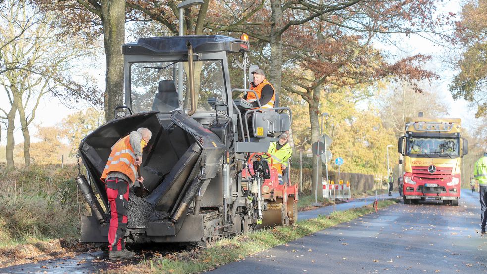 Der Radweg an der Kirchdorfer Straße erhält derzeit eine neue Asphaltschicht. Foto: Romuald Banik