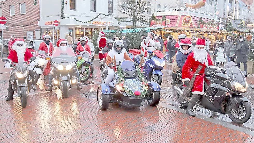 Im vergangenen Jahr fuhren die Motorrad-Weihnachtsmänner direkt am Auricher Weihnachtsmarkt entlang. Foto: Heino Hermanns