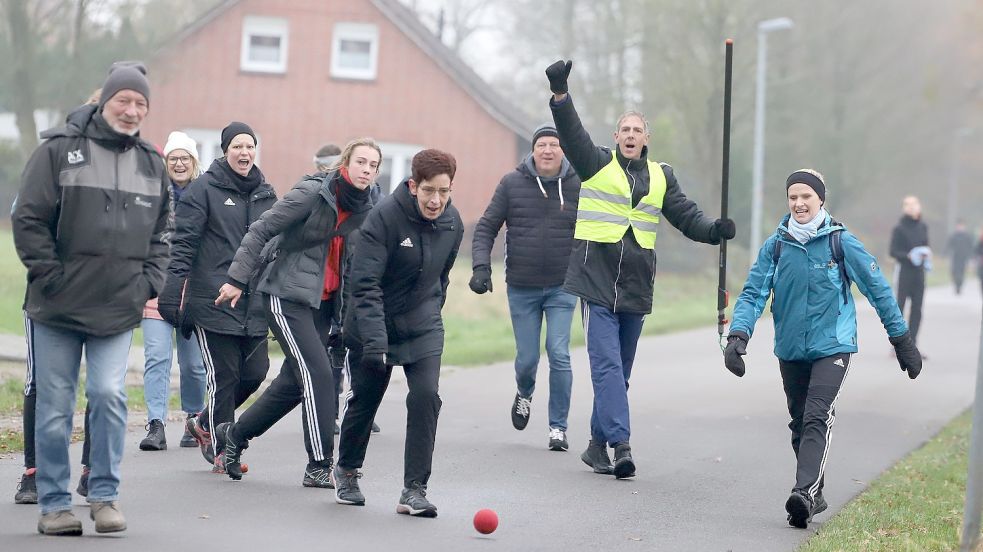 Harm Weinstock, Anweiser der Gummigruppe von Rahe, hebt den Daumen für einen gelungenen Wurf. Eine Momentaufnahme, denn im Ziel mussten die Gastgeberinnen gegen Norden eine Niederlage quittieren. Foto: Wilfried Gronewold