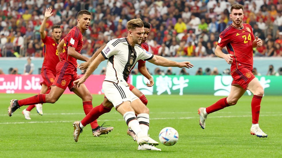 Der sehenswerte Ausgleichstreffer von Niclas Füllkrug zum 1:1 gegen Spanien hielt die deutsche Elf im WM-Turnier. Foto: DPA