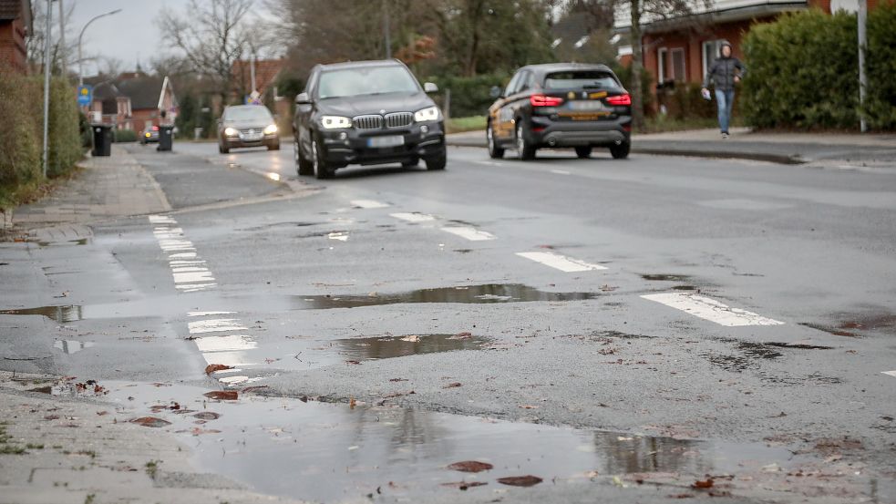 Schlaglöcher, enge Fuß- und Radwege, fehlende Markierungen: So präsentiert sich die Kirchdorfer Straße seit Jahren. Foto: Romuald Banik